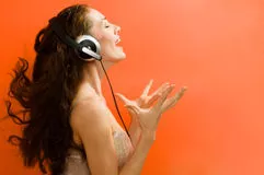 mulher cantando forte fundo laranja