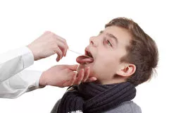 garoto exame laringe