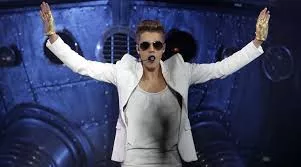 justin bieber cantando palco