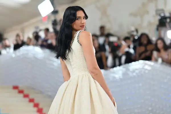 Dua Lipa com vestido vintage Chanel em 2023 - Met Gala