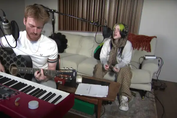 Finneas-e-Billie-Eilish-gravando-no-home-studio