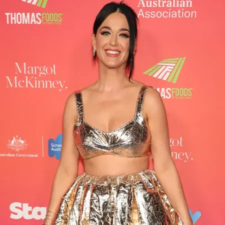 Katy Perry brilha em top curto dourado no G'Day USA Arts Gala 2023.