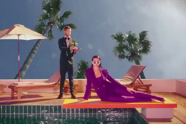 Dua Lipa e Calvin Harris no Clipe One Kiss, ao lado da picina.