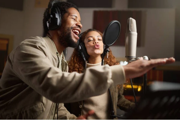 Cantores cantando em sala acústica 