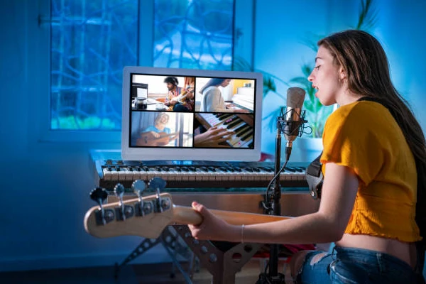Mulher tocando guitarra com músicos online
