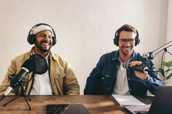 Pessoas sorrindo em podcast