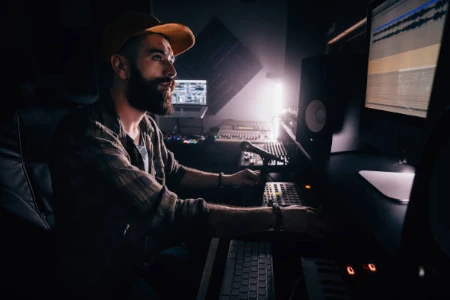 Produtor musical editando música no estúdio de gravação