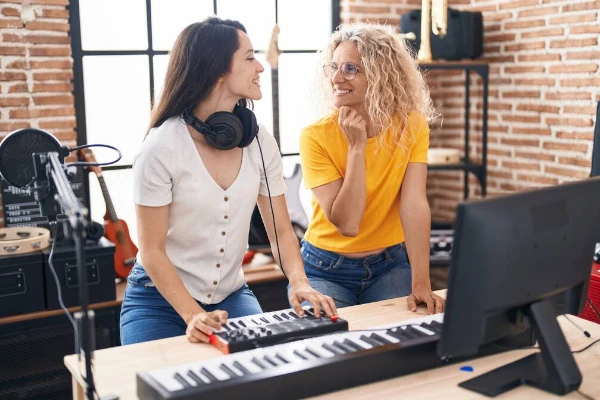 Amigas montando um home studio musical