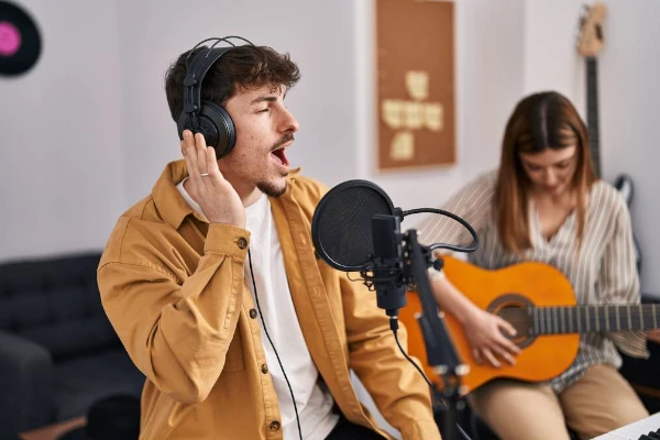 Jovens gravando música em voz e violão