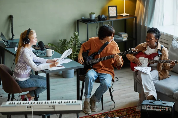 Músicos compondo e tocando em um estúdio de gravação