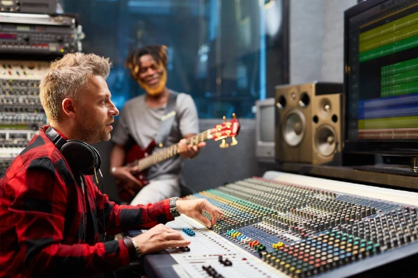 Produtor musical em estúdio de gravação