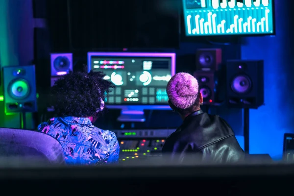 produtores musicais produzindo música em estúdio com luzes verdes